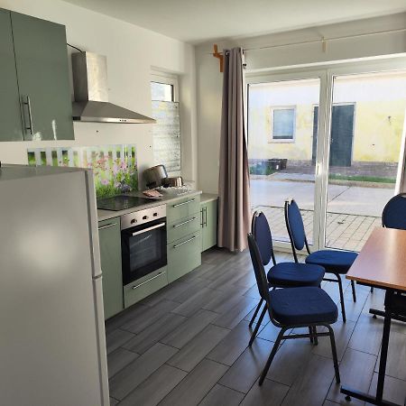 Erdgeschoss Wohnung Nahe Flughafen Viena Exterior foto
