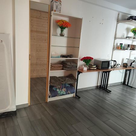Erdgeschoss Wohnung Nahe Flughafen Viena Exterior foto