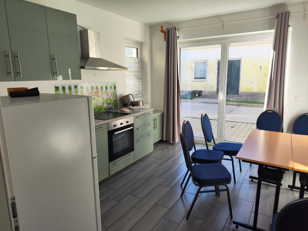 Erdgeschoss Wohnung Nahe Flughafen Viena Exterior foto