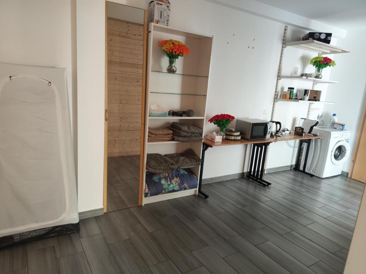 Erdgeschoss Wohnung Nahe Flughafen Viena Exterior foto