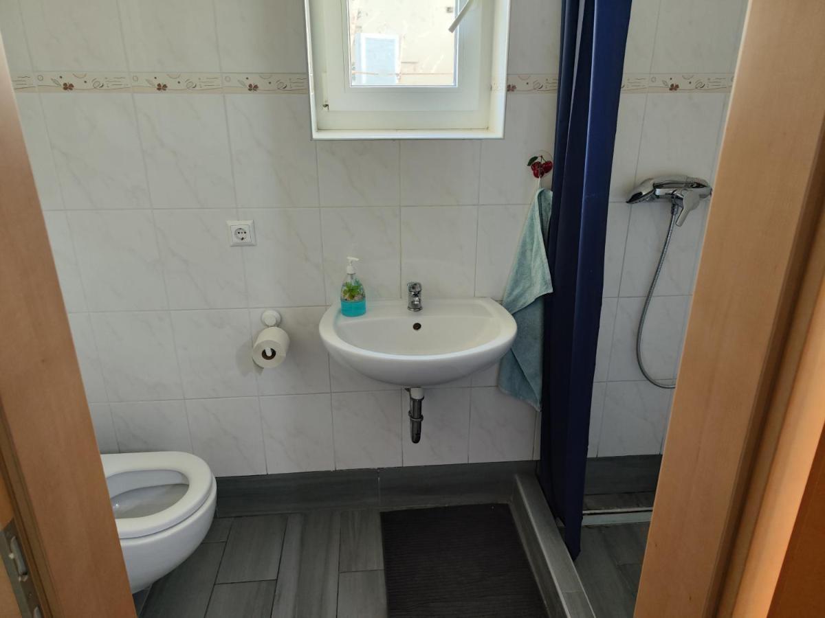 Erdgeschoss Wohnung Nahe Flughafen Viena Exterior foto