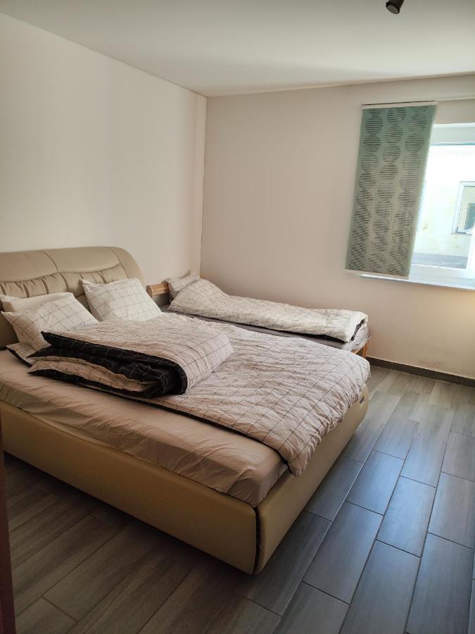 Erdgeschoss Wohnung Nahe Flughafen Viena Exterior foto