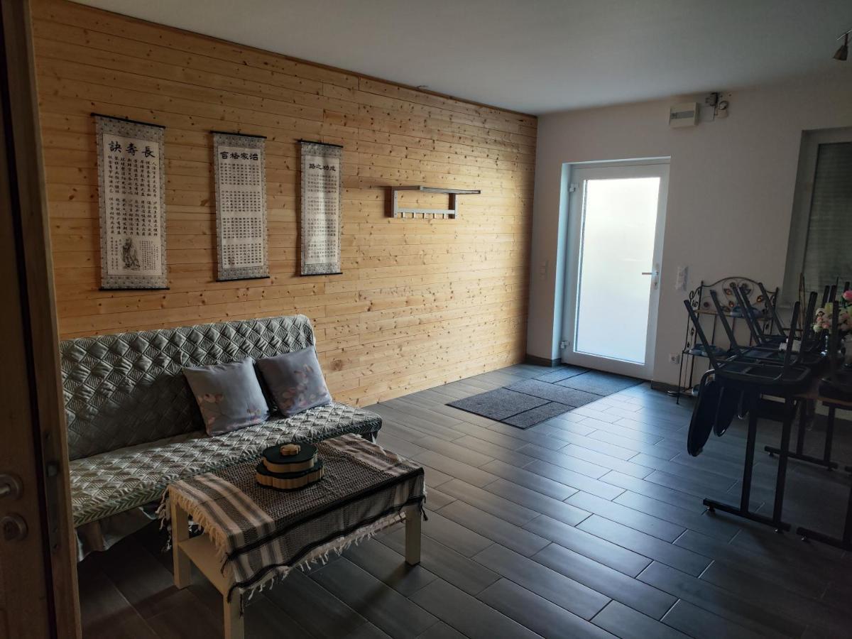 Erdgeschoss Wohnung Nahe Flughafen Viena Exterior foto